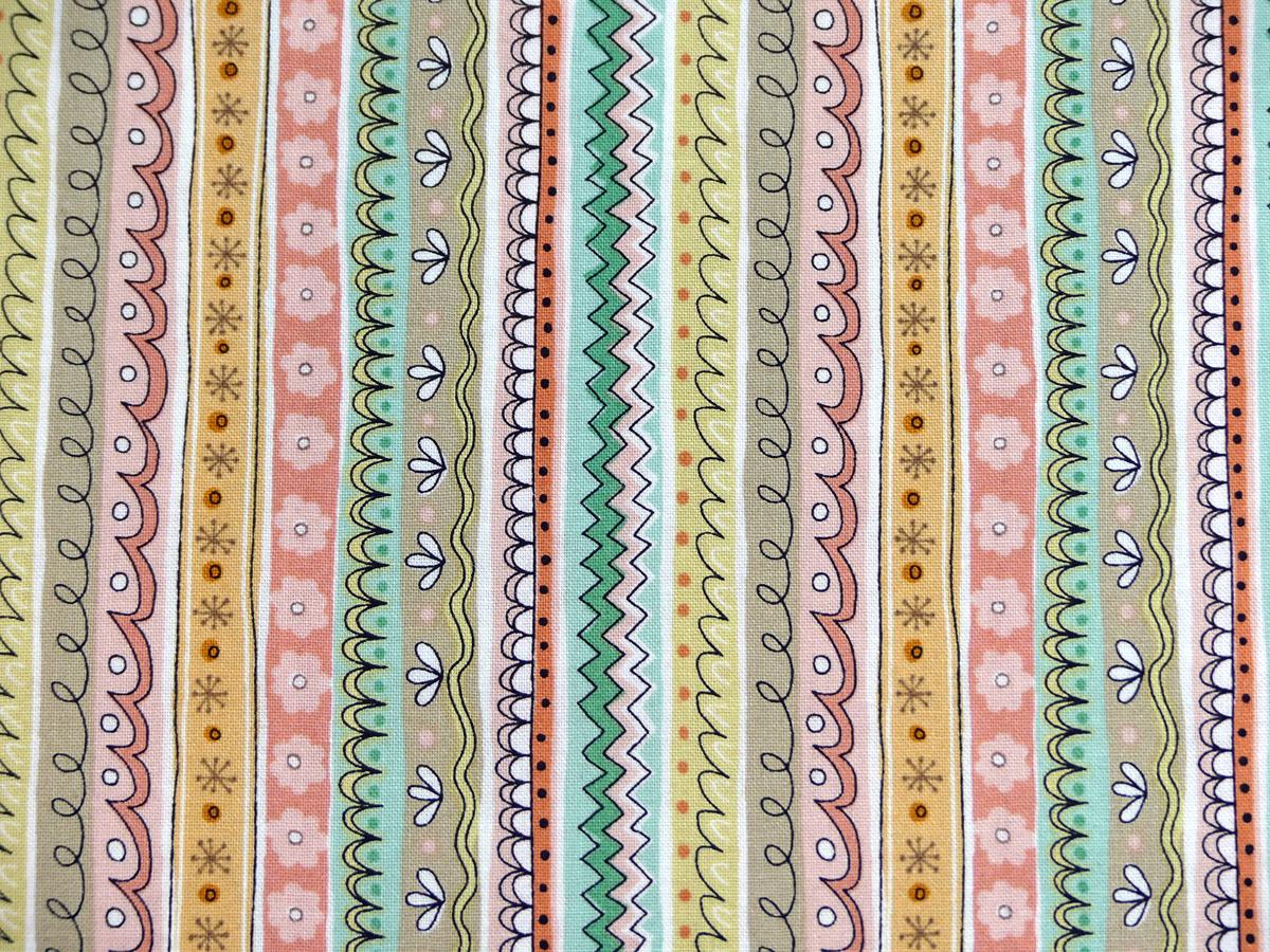 Patchwork Stoff mit bunten, gemusterten Streifen aus der Serie Doodle Days von Makower